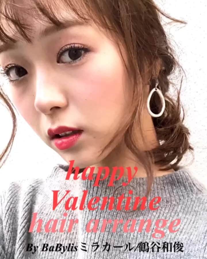鶴谷和俊のインスタグラム：「今日はベビリスミラカールを使ったヘアアレンジ♪♪ くるりんぱシニョン‼︎ ミラカールの設定は190度設定 時間8秒 MIXモードで巻いています♪♪ ヘアアレンジ解説 ①ミラカールでしっかりカールをつける。 ②乾燥毛、パサパサしやすい方は全体にワックスをなじませる。 ③頭頂部を結ぶ。 ④くるりんぱ。ほぐす。 ⑤横の髪を後ろで合わせて結ぶ。 ⑥くるりんぱ。ほぐす。 ⑦残りを三つ編み。ゴムで結ぶ。ほぐす。 ⑧三つ編みを上向きにくるくる丸める。 ⑨アメリカピンで留める。 ⑩完成 ミラカールをお持ちの方、ミラカールをご購入を検討中の方は是非参考にしてください^ ^ 製品の詳しい情報はこちらへ(๑˃̵ᴗ˂̵) @babylissjapan_official  モデルは @_mashumo_  ちゃんです♪♪ #babyliss #ベビリス #ミラカール #MiraCurlSteam #MiraCurl #ミラカール #お団子 #巻き髪 #ヘアアレンジ基礎 #基礎アレンジ #三つ編み #編み込み #簡単アレンジ動画 #簡単ヘアアレンジ #ヘアアレンジ動画 #ヘアアレンジ解説  #ヘアアレンジ #ヘアーアレンジ #くるりんぱ #くるりんぱアレンジ #のこりんぱ #シャンプー #トリートメント #洗い流さないトリートメント #編み込み #あみこみ #鶴谷和俊」