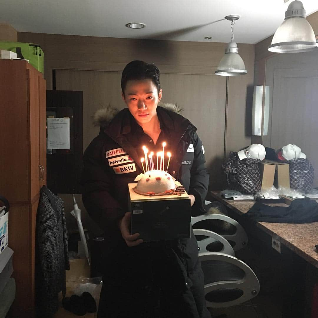 ジュノ さんのインスタグラム写真 - (ジュノ Instagram)「서이사의 생일잔치 라고 들어봤니? 새벽에 촬영준비 하는데 그날이 마침 첫방겸 생일이어서 깜짝 이벤트 받고 저러고 있었음 화난거 아니고 기분 좋은거 #서율 #고독한준호방더활발해져봐봐」2月9日 17時42分 - le2jh