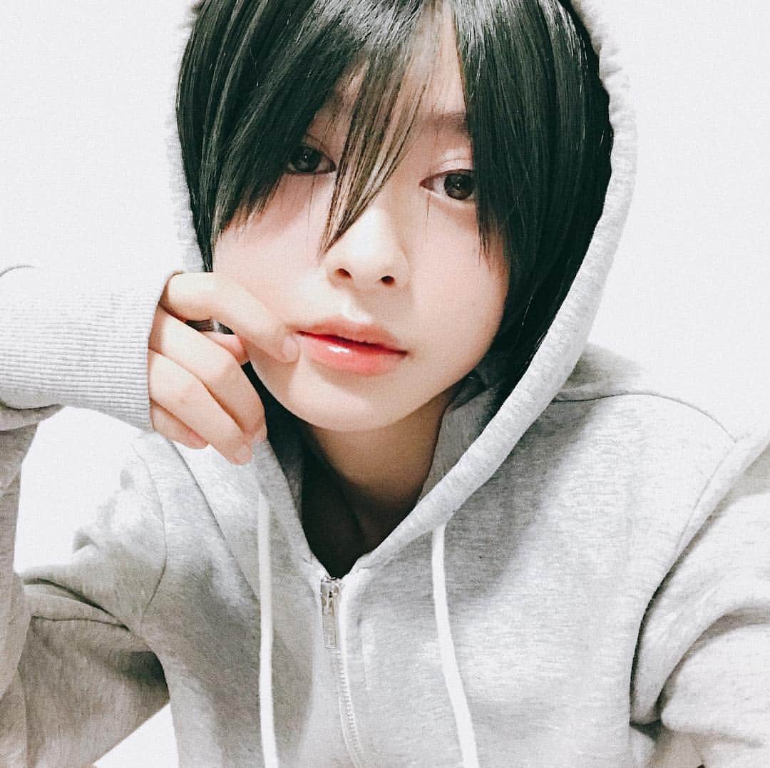 藤野有理のインスタグラム：「ウィッグだって言うタイミングを逃し続けてごめん」