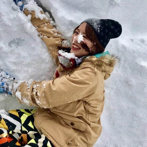 関根梓のインスタグラム：「本日、インスタライブを23:00〜配信しますので、お時間あったら遊びに来てね🐥♥️ ・ ・ ちなみに写真は、メンバーの佐保明梨に雪山に不意打ちに投げられた時の写真です☃️ 顔面からズボっとハマりました。笑笑 ・ ・ #instagram #snow #snowpowder  #インスタライブ #instalive」