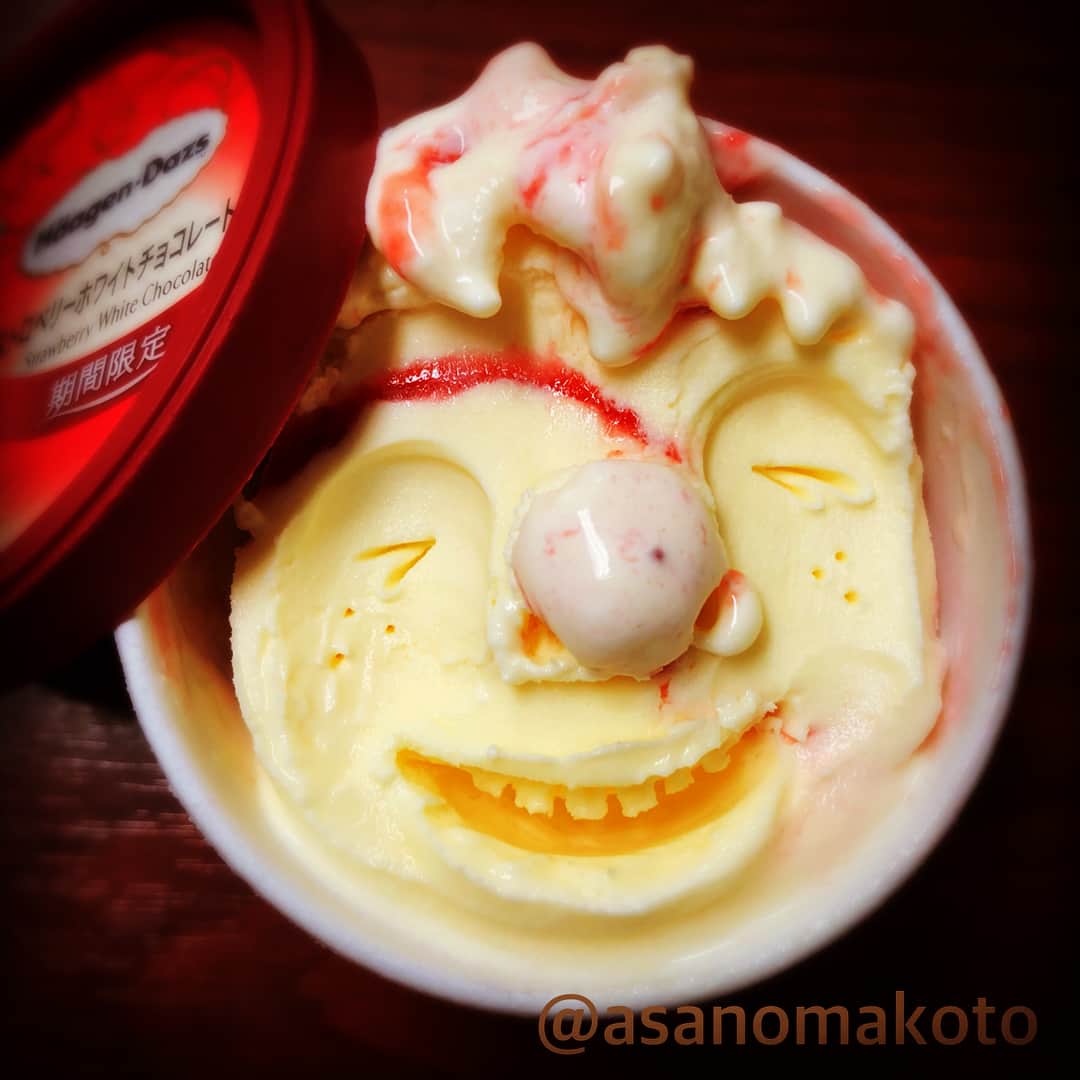 asanomakotoのインスタグラム：「I love strawberries🍓🍨✨ #haagendazs #HäagenDazs #haagen_dazs  #love #haagendazsid  #ice #icecream #icecreams #iceart #smile #happy #instafun #trip #instapop #instacool #instagood #instaice #instaicecream #instafollow #tokyo #yokohama #ハーゲンダッツ #アイスクリーム #カップアイス  #instafood #photooftheday #webstagram  #tagsforlikes #하겐다즈 #ストロベリーホワイトチョコレート ★大好きなホワイトチョコレートと大好きなストロベリー危険な組み合わせ。これ好きな方たくさんいると思います🍓🍨🥄✨食べました？」
