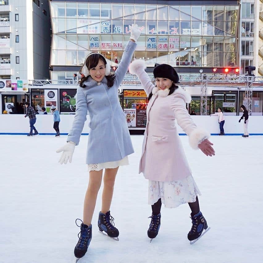 のインスタグラム：「Worked on my triple axel 😉 . 毎年恒例☺️ . 碧ちゃんとは、スケート中も、その後も、しゃべりっぱなし💓 異性だったら付き合ってたのにねってよく残念がってます😂笑 . スケート前にマネージャーさんと会ったら、転ばないようにねって⛸️ こんなに優雅なのに❤️ と言いたいところだけど、職場の階段から転落して救急車で搬送された前科もち🚑笑 . 黒いスケート靴には黒タイツのがあうし暖かそう✨ . #スケート #アイススケート #ジャンプ #トリプルアクセル #セントフォース #玉木碧  #谷中麻里衣  #赤坂サカス #iceskating #skating #防寒  #防寒コーデ」