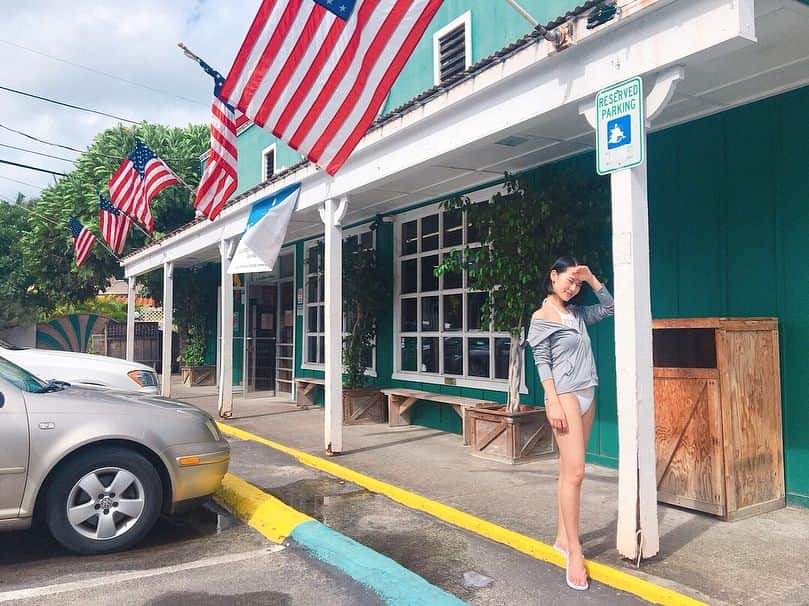 七尾エレナのインスタグラム：「🇺🇸🌭🌞✨ ＊ #hawaii #lanikai #hotdog #🇺🇸 #旅muse #ハワイ #ラニカイ ＊ #パーカー☞ @ekalosangelesjapan (CC010134) #PR」