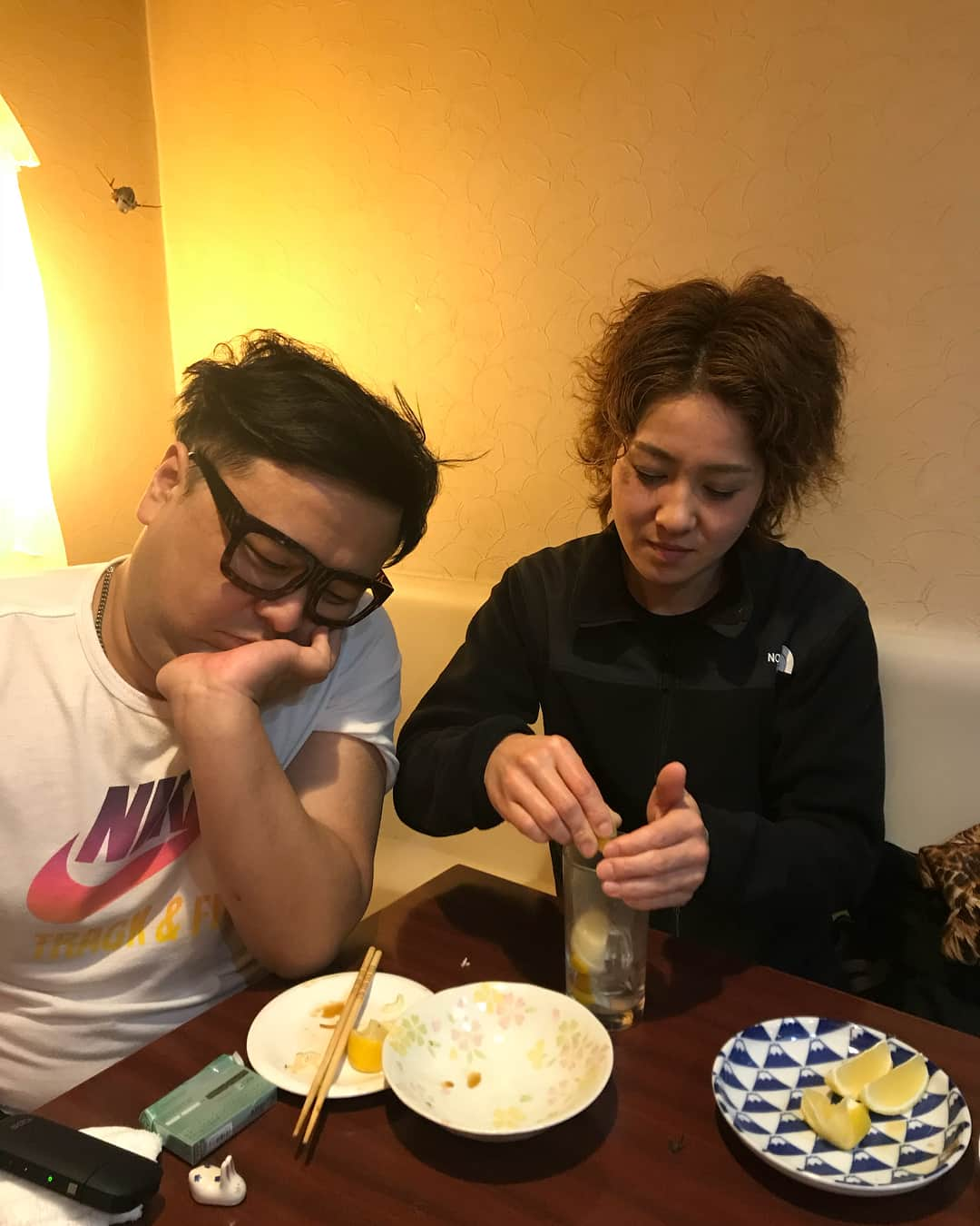 久保田和靖さんのインスタグラム写真 - (久保田和靖Instagram)「酒は幸せの麻薬だ  byとろサーモン久保田かずのぶ  #普段ヤンキー #プライベート品あるヤンキー #レモンの絞り方 #聞き上手の30代スナックのママか #横の奴酔うたら毎回同じ話しする常連 #たまに聞いた事ないドギツイ下ネタ言うて1人でわろてる奴 #歌舞伎スタイル #お店 #どけんよ #マスターまたくるよ」2月6日 5時03分 - kubotakazunobu