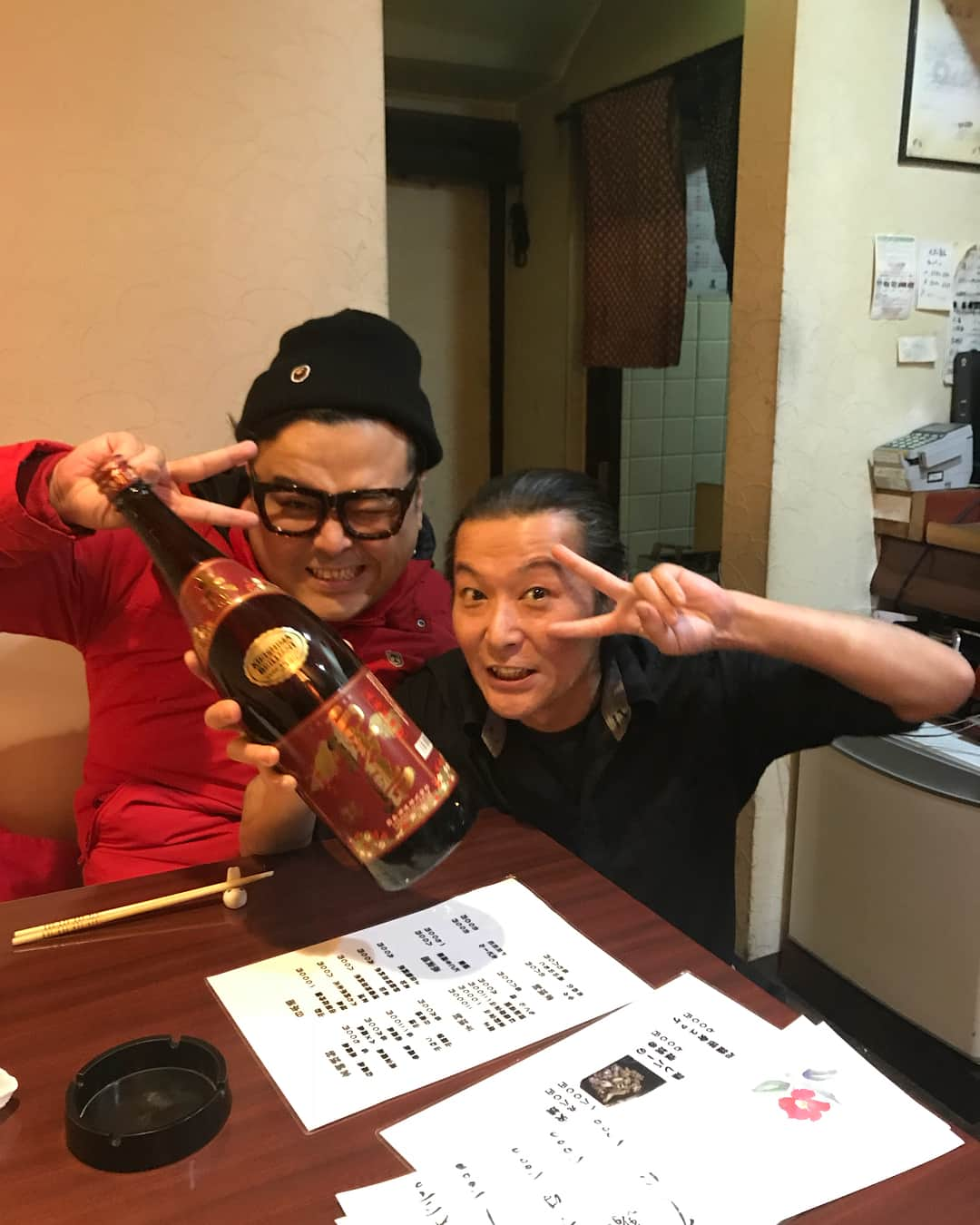 久保田和靖さんのインスタグラム写真 - (久保田和靖Instagram)「酒は幸せの麻薬だ  byとろサーモン久保田かずのぶ  #普段ヤンキー #プライベート品あるヤンキー #レモンの絞り方 #聞き上手の30代スナックのママか #横の奴酔うたら毎回同じ話しする常連 #たまに聞いた事ないドギツイ下ネタ言うて1人でわろてる奴 #歌舞伎スタイル #お店 #どけんよ #マスターまたくるよ」2月6日 5時03分 - kubotakazunobu