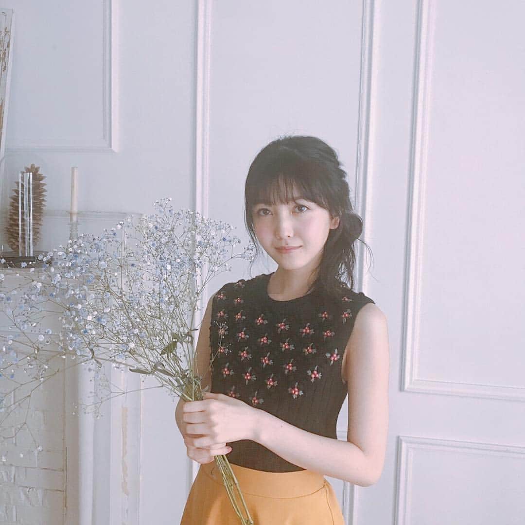 乃木坂46のインスタグラム：「今日のオフショットは#久保史緒里 さん💐巻頭のページでは、エッセイを寄稿していただきました✍️ぜひご覧ください！  #N46MODE #乃木坂46 #久保史緒里」