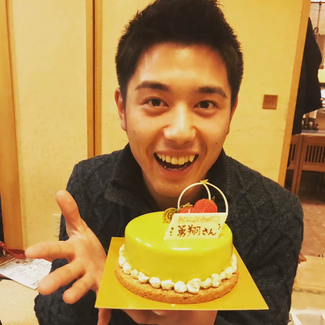 BOYS AND MENさんのインスタグラム写真 - (BOYS AND MENInstagram)「UHBさんよりお誕生日ケーキいただきました☺️✨ いつもありがとうございます(^^)💓 #ボイメン #ボイメン北海道 #勇翔 #誕生日 #ケーキいただきました #ついでに辻本も一緒に撮影」2月5日 21時49分 - boysandmen_official