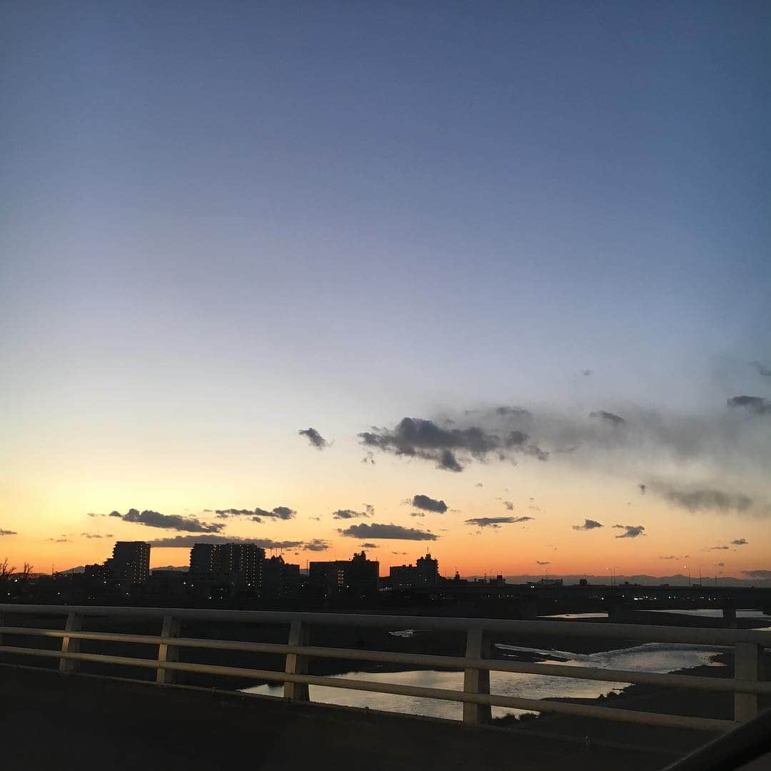 石田ゆり子さんのインスタグラム写真 - (石田ゆり子Instagram)「綺麗な夕焼け。 二子玉川にて。 この景色を子供の頃から ずっと見てきたので わたしは多摩川の河原をみると たまらなく胸がきゅんとするのです。 心の風景。 今日もありがとう。 明日もよろしくね。」2月5日 21時48分 - yuriyuri1003
