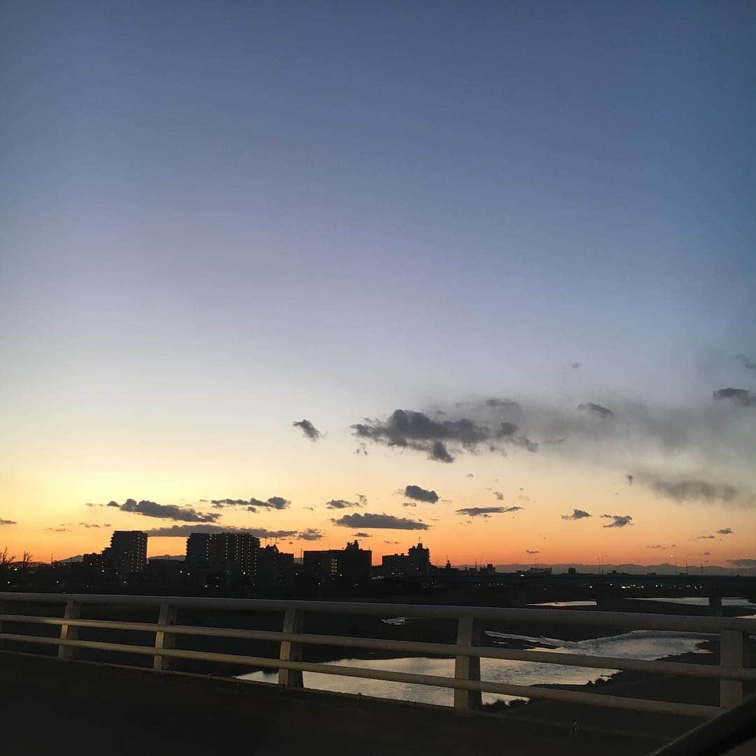 のインスタグラム：「綺麗な夕焼け。 二子玉川にて。 この景色を子供の頃から ずっと見てきたので わたしは多摩川の河原をみると たまらなく胸がきゅんとするのです。 心の風景。 今日もありがとう。 明日もよろしくね。」