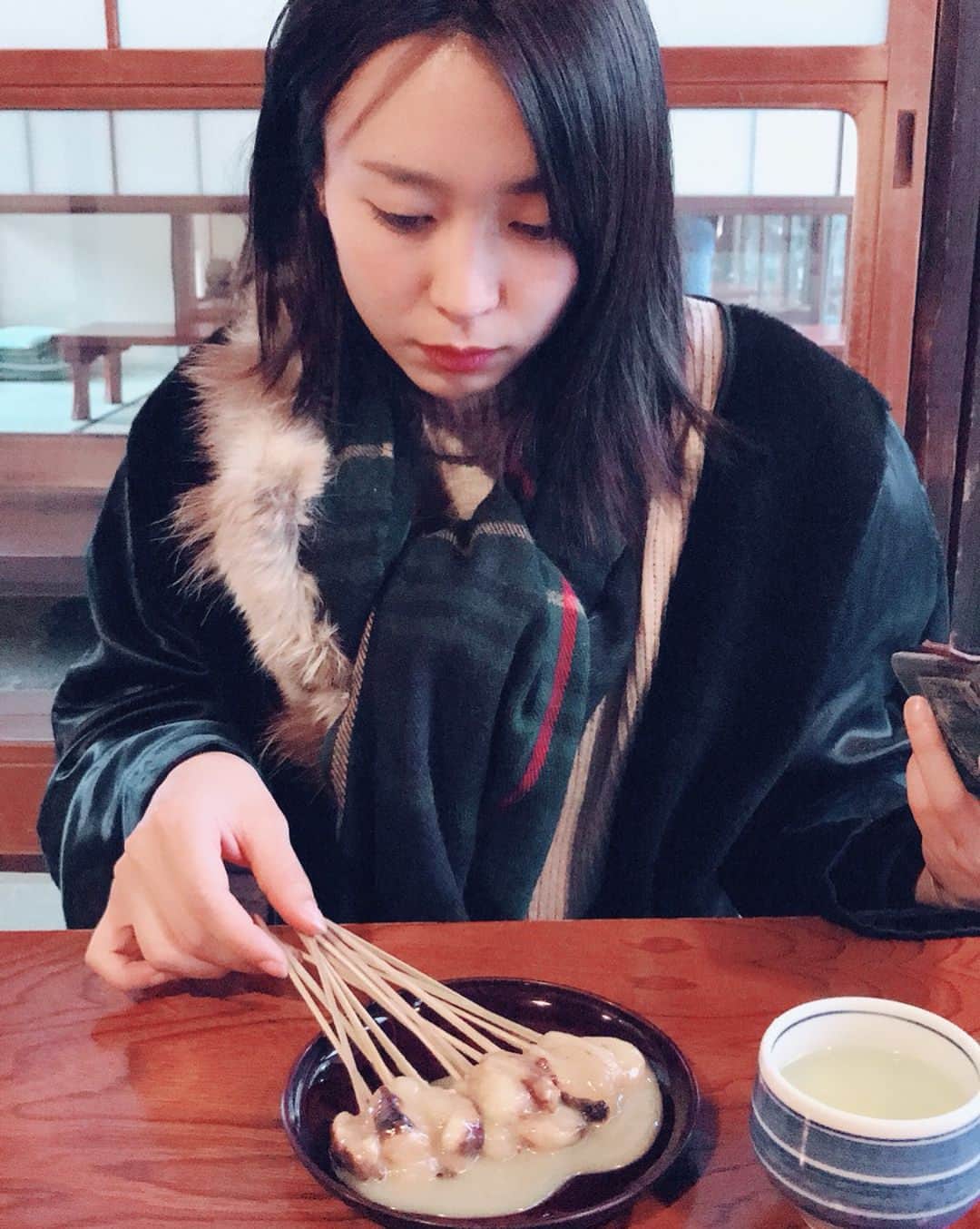 黒川芽以さんのインスタグラム写真 - (黒川芽以Instagram)「そんでまた、あぶり餅！  そろそろ京都での撮影も終わるので食べ納め。ほんとに、たぶん、面白い作品になってると思う。結局は、やはり作品を愛せるかということが大事になってくる気がする。 あぁ、楽しみだな。 #あぶり餅 #京都」2月5日 22時00分 - mei_kurokawa