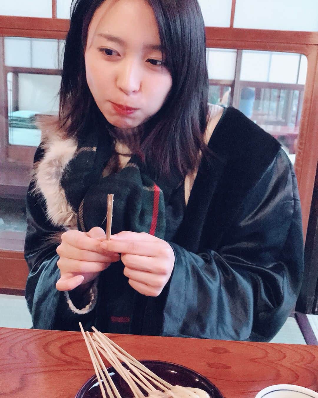 黒川芽以さんのインスタグラム写真 - (黒川芽以Instagram)「そんでまた、あぶり餅！  そろそろ京都での撮影も終わるので食べ納め。ほんとに、たぶん、面白い作品になってると思う。結局は、やはり作品を愛せるかということが大事になってくる気がする。 あぁ、楽しみだな。 #あぶり餅 #京都」2月5日 22時00分 - mei_kurokawa