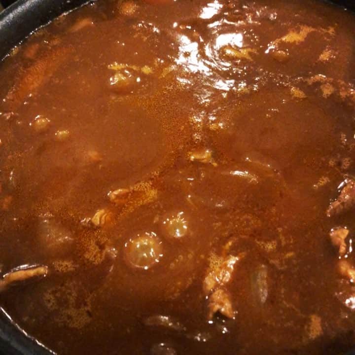 HIKAKINのインスタグラム：「一人暮らしで初めてカレー作った気がする。調べながら作ったらメチャ時間かかった😂」
