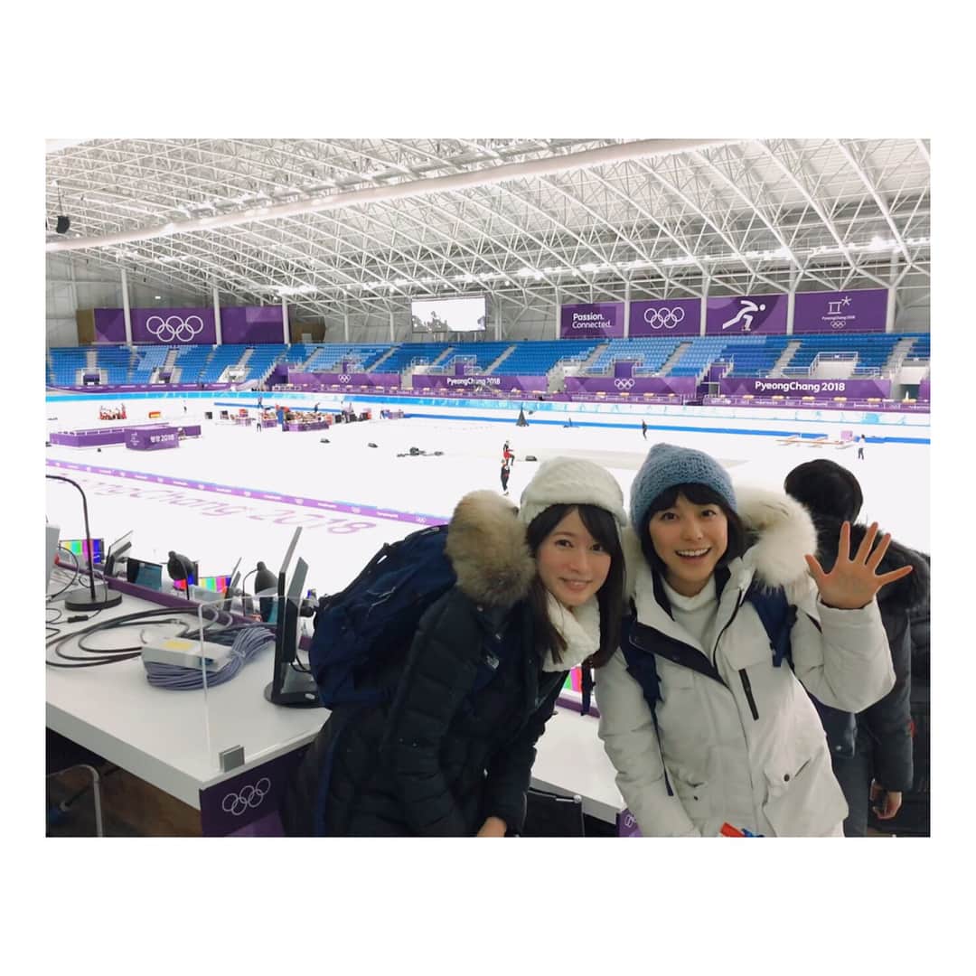 上村彩子さんのインスタグラム写真 - (上村彩子Instagram)「. ⛸ . 金メダルが期待される、スピードスケート日本代表選手たちが、カンヌンの競技場で現地初練習を行いました^_^ 今日は同期の梨沙と一緒✨ . 氷の感触をたしかめるために小平選手は30分ほど、パシュートの選手たちは1時間弱練習を行い、その様子を韓国🇰🇷の記者も取材にきていました👀 . 昨日少し買い出しに行く時間があって、 TOP10という韓国のブランドで白いアウターを買えました！3万円のものがセールで1万3000円になっていて即決！笑 . ピョンチャンの山エリアに泊まっているのでなかなかスーパーや街中にでられないのです🤔とってもあたたかいしいい買い物ができました！✨ . #ピョンチャンオリンピック#🇰🇷 #olympic #pyeongchang2018#りさえこ」2月5日 23時36分 - saekokamimura