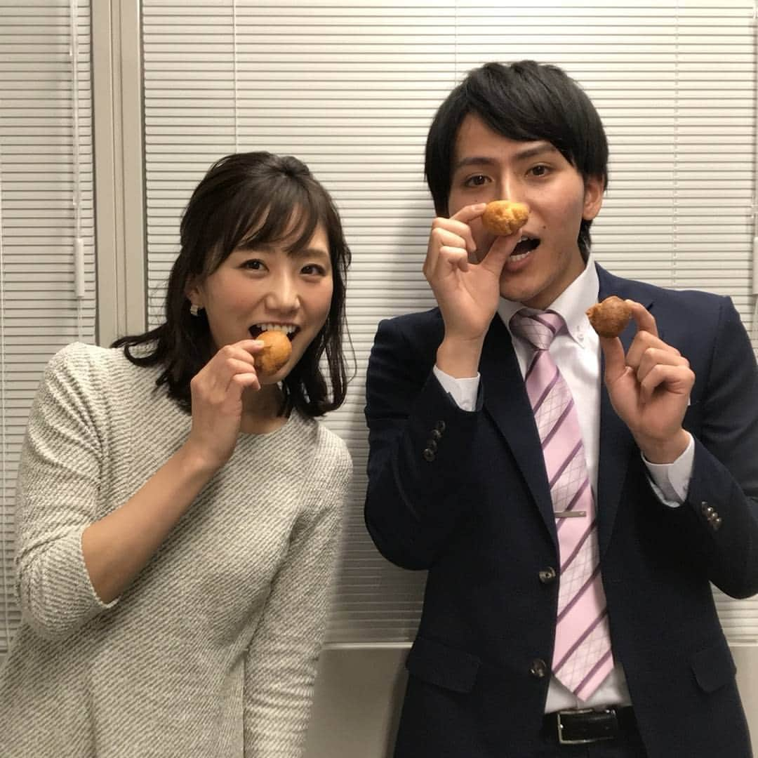 フジテレビ「THE NEWS α」さんのインスタグラム写真 - (フジテレビ「THE NEWS α」Instagram)「週末、安宅くんがプロ野球キャンプの取材で沖縄に行ってきました！野球⚾️お土産のサーターアンダギーいただきます✨ 今夜は椿原さんがお休みのため松村が担当します！鈴木唯ちゃんは平昌から中継です☃️ #沖縄土産#サーターアンダギー#プレーンと黒糖#プロ野球キャンプ#平昌オリンピック #THENEWSα#ザニュースα#フジテレビ#fujitv#ニュース#椿原慶子#松村未央#中村光宏#鈴木唯#安宅晃樹」2月5日 23時48分 - news_alpha