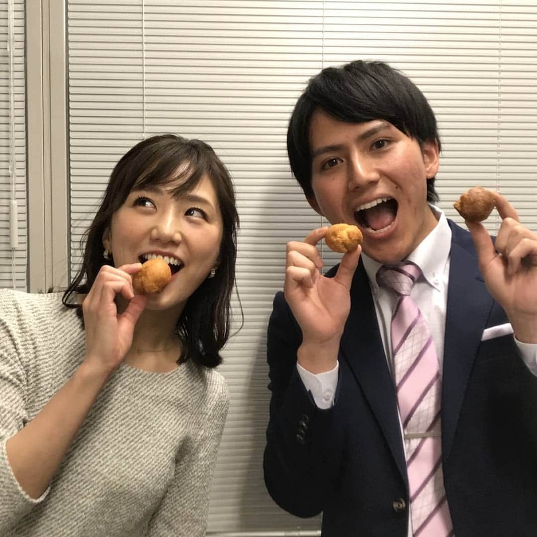 フジテレビ「THE NEWS α」さんのインスタグラム写真 - (フジテレビ「THE NEWS α」Instagram)「週末、安宅くんがプロ野球キャンプの取材で沖縄に行ってきました！野球⚾️お土産のサーターアンダギーいただきます✨ 今夜は椿原さんがお休みのため松村が担当します！鈴木唯ちゃんは平昌から中継です☃️ #沖縄土産#サーターアンダギー#プレーンと黒糖#プロ野球キャンプ#平昌オリンピック #THENEWSα#ザニュースα#フジテレビ#fujitv#ニュース#椿原慶子#松村未央#中村光宏#鈴木唯#安宅晃樹」2月5日 23時48分 - news_alpha