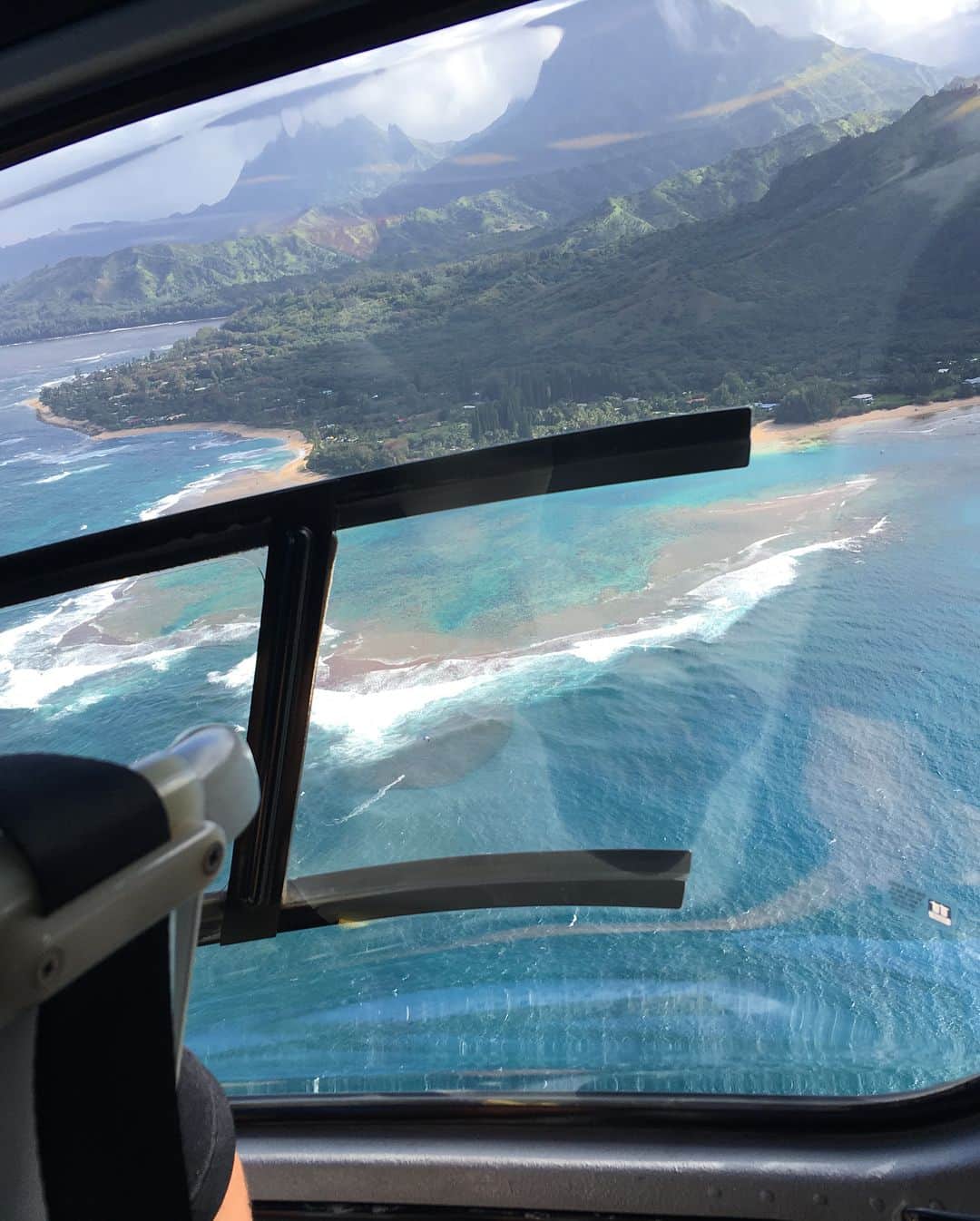 名波はるかさんのインスタグラム写真 - (名波はるかInstagram)「ナ・パリ・コーストをヘリコプターで上空から眺めてきました。#napalicoast #kauai #hawaii #traveler #nanamiharuka #ビットコインクィーン #海外転々」2月6日 13時16分 - nanamiharukatraveler