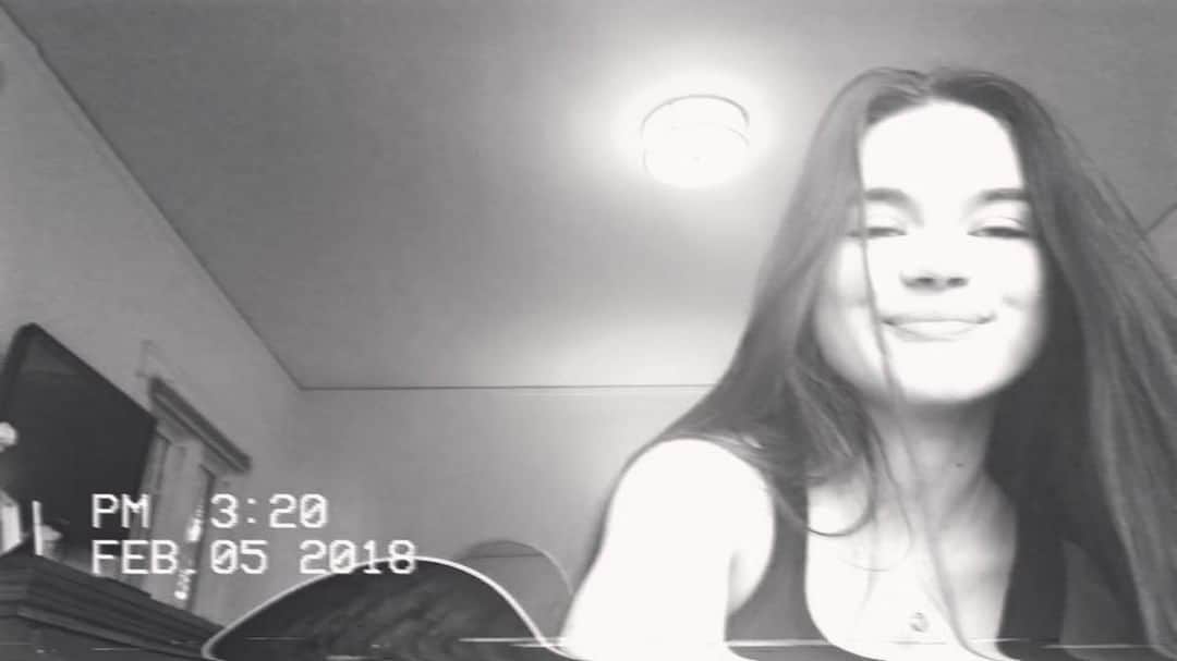 のインスタグラム：「little cover of the show by lenka 🎸🖤🤩」