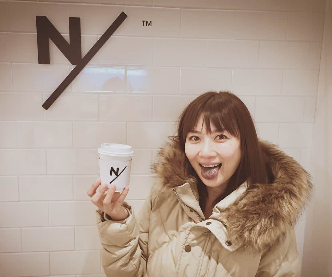 藤崎奈々子さんのインスタグラム写真 - (藤崎奈々子Instagram)「ニュートラルワークスの低酸素ルームでトレーニング。 三浦雄一郎さんの会社らしい。 それを聞いて、なぜか私も山に登れそうな気分になる（笑） 30分程のトレーニングで、終わった直後は全然疲れを感じなかったんだけど 2時間後に怖ろしいほどの眠気が来ました。 やっぱ効いてるのね、と思いながらそそくさと就寝。 ぐっすりいっぱい眠れて今朝は気持ち良く起きれたー☀️ 帰りに、一階のチャコールラテ飲んだら舌が真っ黒になっちゃった☕️ でも、とても美味しかった うえに超デトックス効果があるんだって！  #ニュートラルワークス#低酸素トレーニング#チャコールラテ#デトックス」2月6日 8時57分 - nanakofujisaki