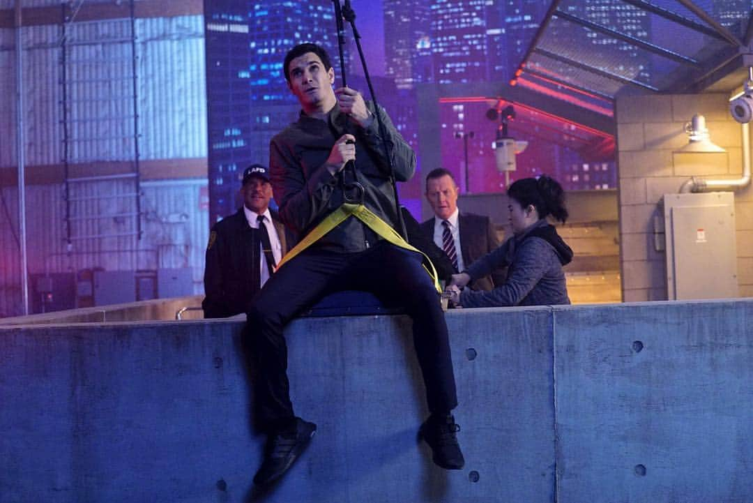 SCORPION/スコーピオンのインスタグラム：「#TeamScorpion must set aside their romantic plans to help a doctor and pilot trapped inside a helicopter that crashed atop a skyscraper. Tonight 10/9c」