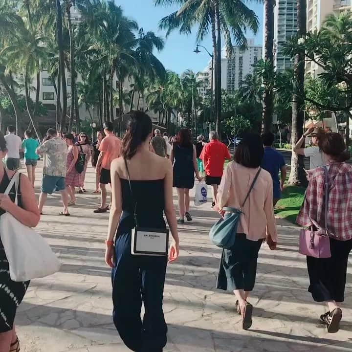 橋本まゆのインスタグラム：「写真見返すとハワイが恋しい🌴🤥 ハワイいたらいっぱい食べて歩くから健康的な気がする。 来年もお願いします🤗笑 #hawaii#waikiki#waikikistreets#trip」