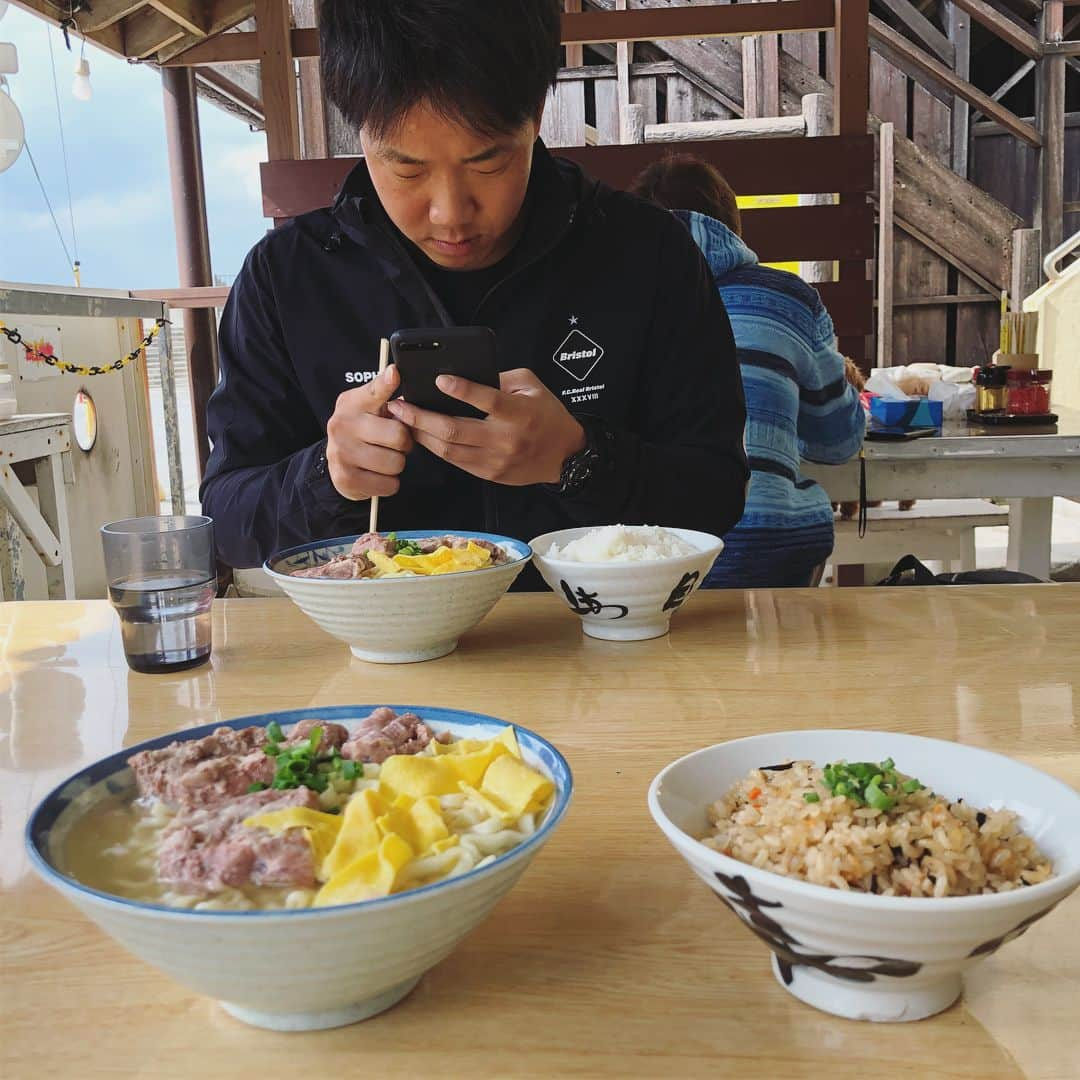 小笠原慎之介さんのインスタグラム写真 - (小笠原慎之介Instagram)「沖縄最初の休み やっぱりそばでしょ！ #浜屋 #うまい #柳裕也 #小笠原慎之介 #第2クールも #がんばろ #dragons11」2月6日 11時56分 - dshinnosuke11