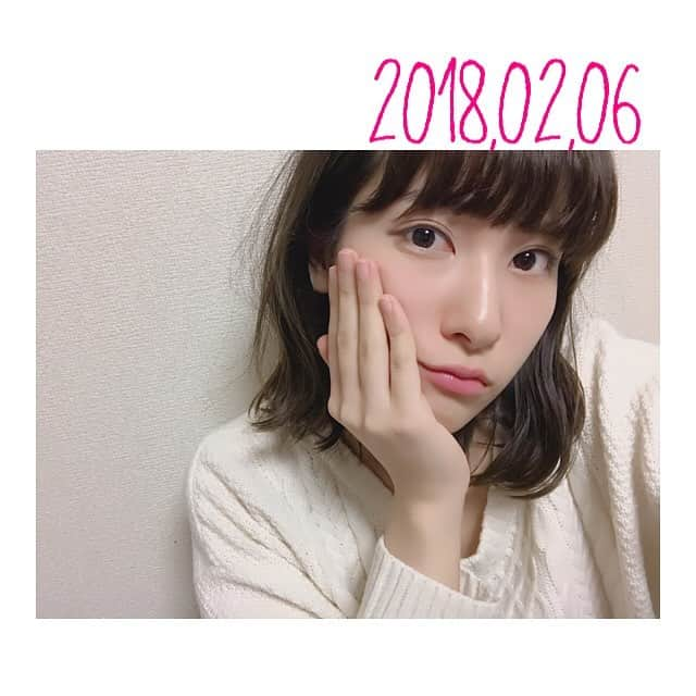 伊波杏樹さんのインスタグラム写真 - (伊波杏樹Instagram)「こんばんは。 ． あっちゅーまにか 1月終わってた。はやーいなーなんて。 ． いろんな役の人生に触れて、 驚くような世界を感じ、 たくさんの作品の中で生きてきて…。 ． それを通して 私自身もたくさんの人と出逢えた。 知ってもらえた ． 〝18歳〟〝19歳〟〝20歳〟〝21歳〟 ． 次に見える景色は、 魅せる景色はどんなだろうと わくわくして、怖くっても踏み出してみる。 いま、そんな感じ。 ． 傍にいてくれるみんなの笑顔や言葉が私の原動力で。 いっっっちばん嬉しいもんで。 ． そのおかげで、いつからか 明るいポジティブマンに変身出来るようになれたんねって あらためて。 ． 〝ありがとう〟をもっと！ ちゃんと！しっかり伝えていけるように！ ． 明日からも ムキムキのポジティブマン目指して 日々精進するんだ。笑 ． だから、あたたかく見守っていてね。 #inamianju #february #のんびりショット #21歳」2月6日 22時57分 - anju_inami