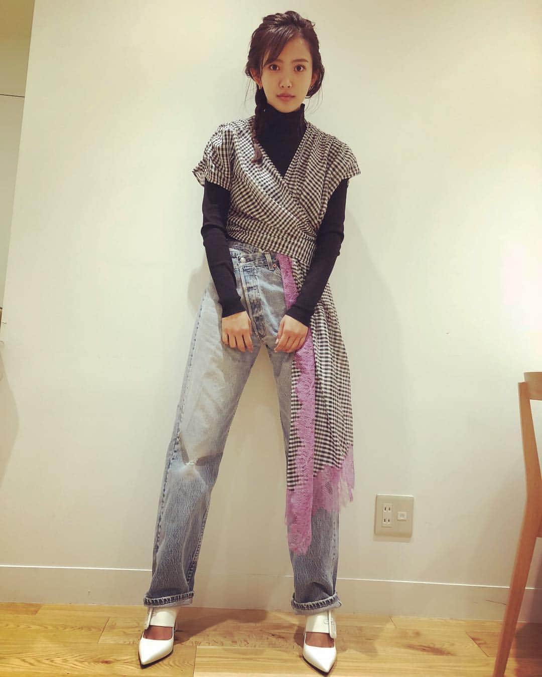 夏菜さんのインスタグラム写真 - (夏菜Instagram)「明日2月7日１９時より「トコトン掘り下げ隊！生き物にサンキュー！！」に出演します🧡 みてねん🙈 衣装は・・・ tops: @_irene__official_  denim: @r13denim  shose: Attico styling: @ayumi__y  make: @rikasagawa  #tbs」2月6日 23時19分 - natsuna_official