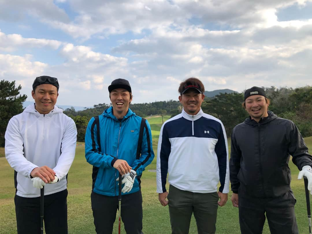 大野雄大のインスタグラム：「今日は休日だったのでゴルフに行ってきました🏌️‍♂️⛳️松坂さんゴルフうますぎる…🙄そしてこの写真をみて、気付いたことがあります。もしかしてオレって人より顔でかい…？🤔笑  #松坂大輔 さん #吉見一起 さん #大野雄大 #田島慎二 #theattaterracegolfresort  #ジアッタテラスゴルフリゾート」