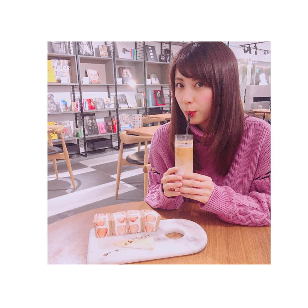 西村まどかさんのインスタグラム写真 - (西村まどかInstagram)「妹のほうが東京のお店詳しい件🍰🍴笑 . 食べること大好きで、嫌いな食べ物ないし 昔から人よりよく食べるんだけど #コンビニ飯 #お菓子 #パン #ジュース 等は 普段 "なるべく" 取らないようにしてる🤭 . でも、どうしても食べたい時には 14時〜15時くらいに食べて ハッピーな気持ちになるようにしてる💋 太るって思うと本当に太る気するから😂 . 季節限定いちごサンドとても美味でしたあ！ はんぶんこしてハッピー！🍓 . . . . . . . . . . #joescafe#ginza#instacafe#kawaii#diet#nostress#happy#tokyocafe#positive#bmi#healthcare#pink#followme#お洒落カフェ#絵本カフェ#季節限定#いちごサンド#女子力#体型維持#ダイエット#太らない#意志#食事制限#ポジティブ#西村まどか」2月6日 16時24分 - madoka_nsmr