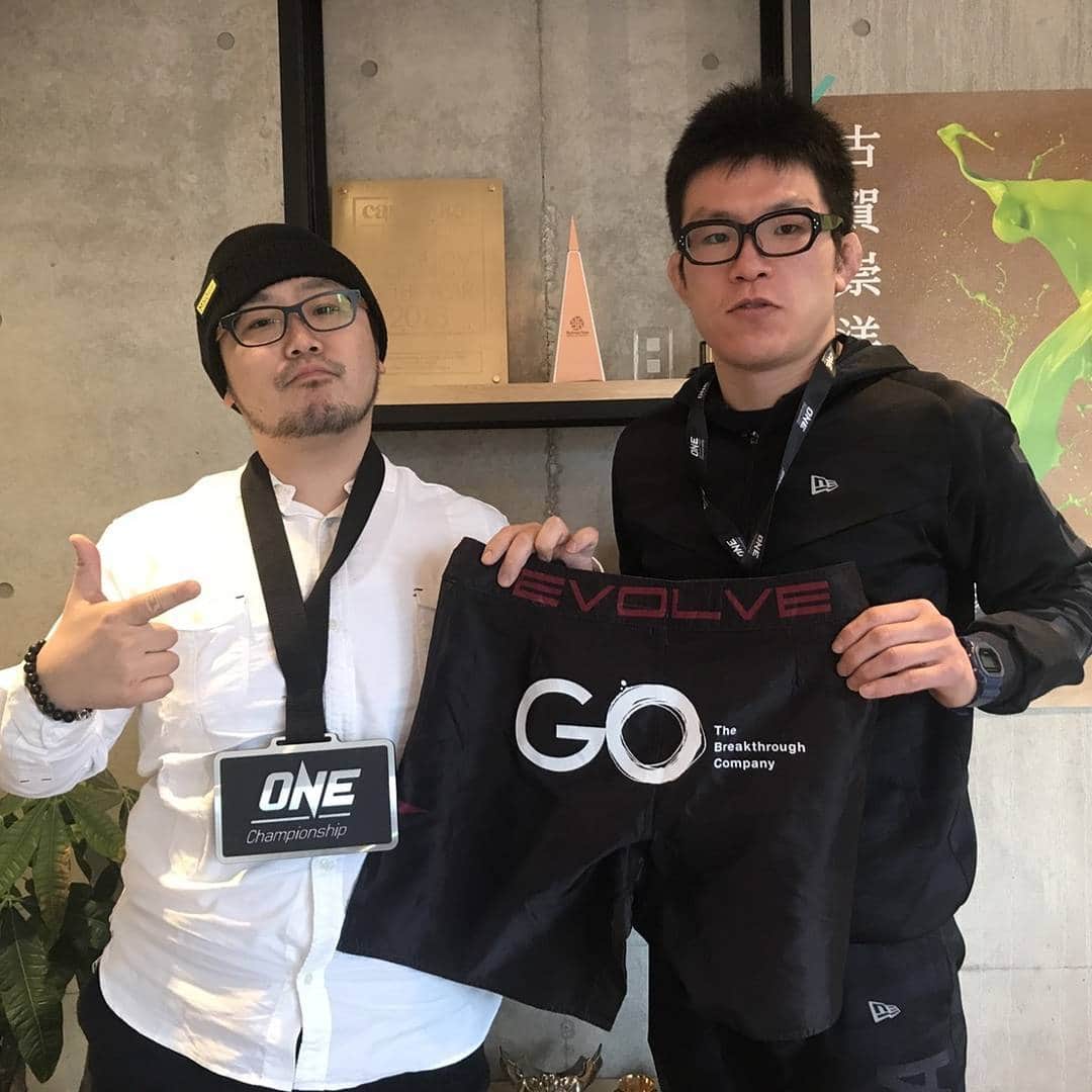 青木真也のインスタグラム：「株式会社GOの三浦さんの会社に試合パンツと勝利者賞を置いてきました。スポンサーではなく同じ大学の同級生です。カンヌ広告祭受賞のライオンキラー。#onechampionship #shinyaaoki #早稲田大学#同級生#go#カンヌ広告祭」