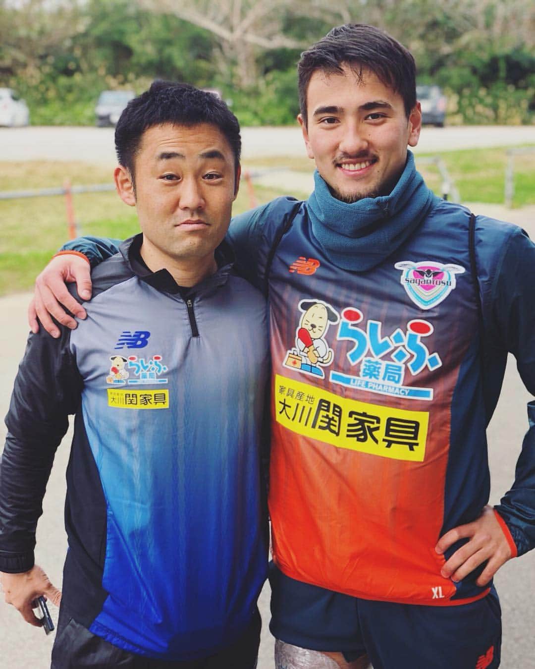 ファンティーニ燦のインスタグラム：「3週間のキャンプが終わりました🙋‍♂️ついちゃんや、写真にはいないけど、キヨさんにはすごくお世話になりました。2人がいないとチームは成り立たないと思います。2人ともチームの一員です💪本当にありがとうございました！最高な環境でサッカーができた事に感謝してます🙏 Oggi abbiamo finito il ritiro. Ringrazio tanto i magazzinieri che ci hanno sostenuto durante il ritiro. Fra poco si inizia  il campionato ⚽️💪 #キャンプ#終わり#読谷村#感謝#あたりまえじゃない#sagantosu」