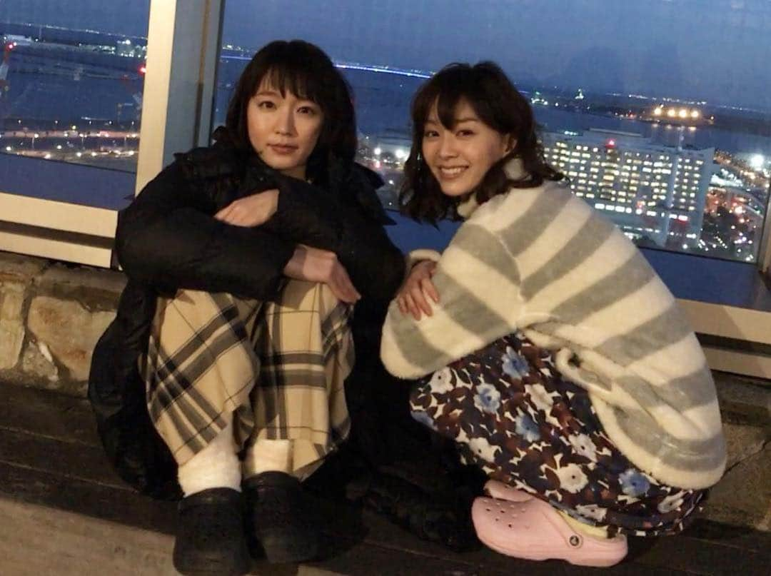 石橋杏奈さんのインスタグラム写真 - (石橋杏奈Instagram)「きみ棲み ▽ 本日夜10時からはきみ棲み4話です‼︎ 早いなぁもう4話なのかぁ 今夜もどんどん展開していきます みなさん観てくださいね🤗 ・ 役ではバチコンしてますが 本当の本当は大好きな里帆 どんなときも前向きで一生懸命で体当たりなものづくりへの熱量に溢れたチャーミングな座長です △ #きみが心に棲みついた #きみ棲み #TBS火曜夜10時 #吉岡里帆 #石橋杏奈 #それにしても髪ボサボサ」2月6日 19時05分 - annaisbs_92