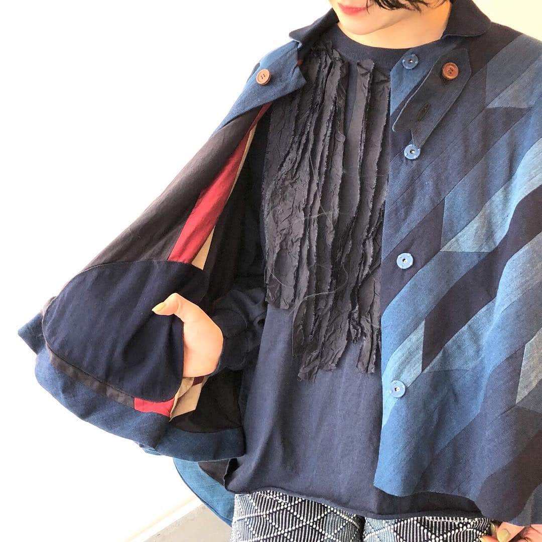 BEAMS JAPANさんのインスタグラム写真 - (BEAMS JAPANInstagram)「＜KURUMI＞ × ＜fennica＞ Womens Kasuri Patchwork Cape 久留米絣を矢羽のパッチワークで仕上げたこだわりの一枚です。 詳しくは、本日22時UPの＜BEAMS JAPAN＞レーベルブログでもご紹介いたします。 . BEAMS JAPAN 5F @fennica_shinjuku ☎︎:03-5368-7304 #オカモト商店  #kurumi  #久留米絣  #beams #beamsjapan #beamsjapan5th  #fennica  #fennicastudio」2月6日 20時41分 - beams_japan
