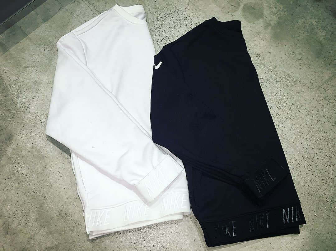 MUDILAFのインスタグラム：「MUDILAF NIKE NEW ITEM ＿＿＿＿＿＿＿＿＿＿＿＿＿＿＿＿＿＿＿＿＿＿＿ ☑️NIKE DRY CREWNECK TOPS ¥5,500+tax(WHT/BLK) . NIKEのロゴテープが可愛いトレーナーが入荷致しました🖤 . 🏁🔥NOW ON SALE🔥🏁 ＿＿＿＿＿＿＿＿＿＿＿＿＿＿＿＿＿＿＿＿＿＿＿ #MUDILAF #fashion #tokyo #Shibuya  #instagood #18SS #ootd  #style #coordinate #new #newarrival #nike」