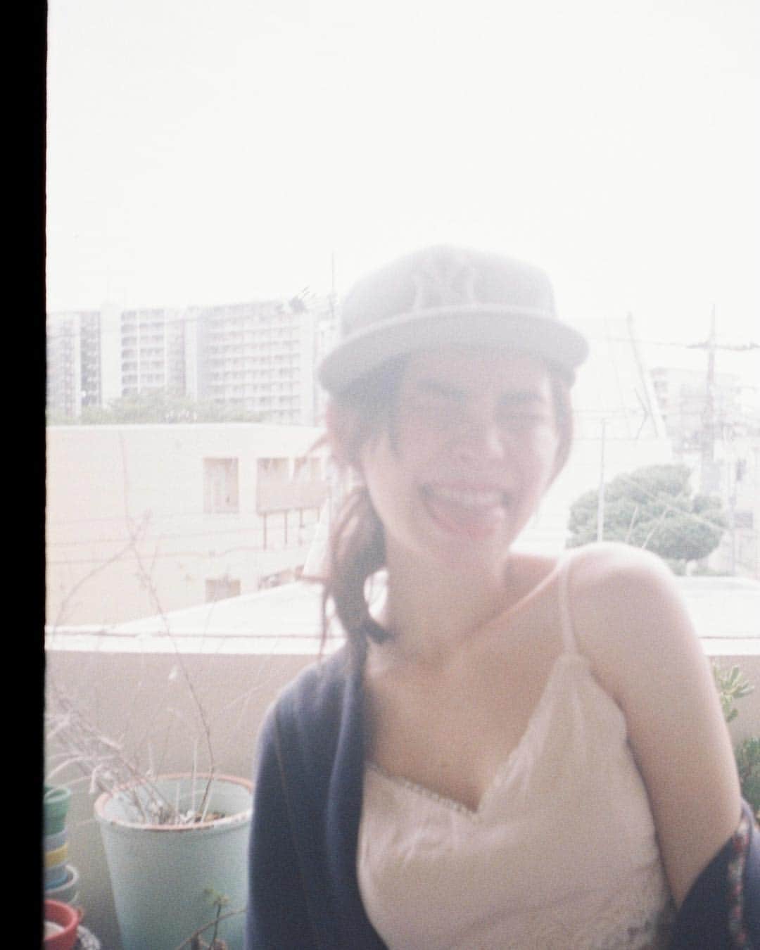 花盛友里のインスタグラム：「😜😜😜 . 寝起き女子にも出てくれてるるうことの懐かし写真♡ かわええやつめー！ . #寝起き女子」