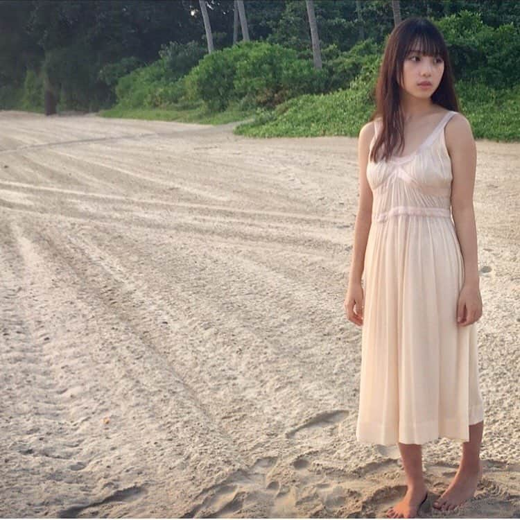 与田祐希さんのインスタグラム写真 - (与田祐希Instagram)「日の出の時間の 砂浜は 冷たくて。 でも ビンタン島は 暖かく風も波の音も 静かで 清々しい朝。 空気も美味しかった。 … … #日向の温度 #ビンタン島 #よだっちょ #与田ちゃん #与田祐希 #乃木坂46」2月6日 21時37分 - gentoshayoda