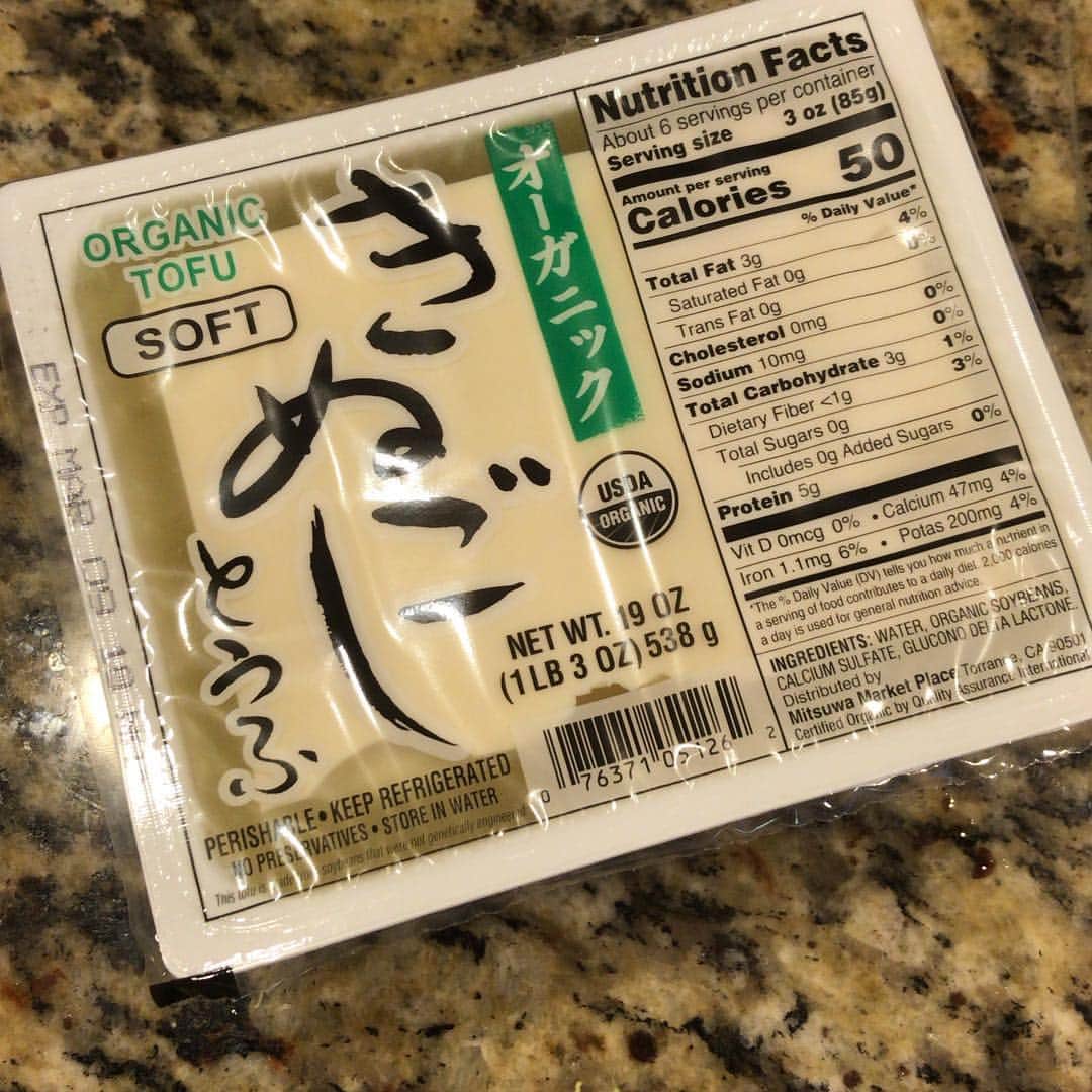 里田まいさんのインスタグラム写真 - (里田まいInstagram)「アジアンスーパーに売っているお豆腐で、豆腐サラダにします。決定します。」2月7日 8時01分 - maisatoda_official