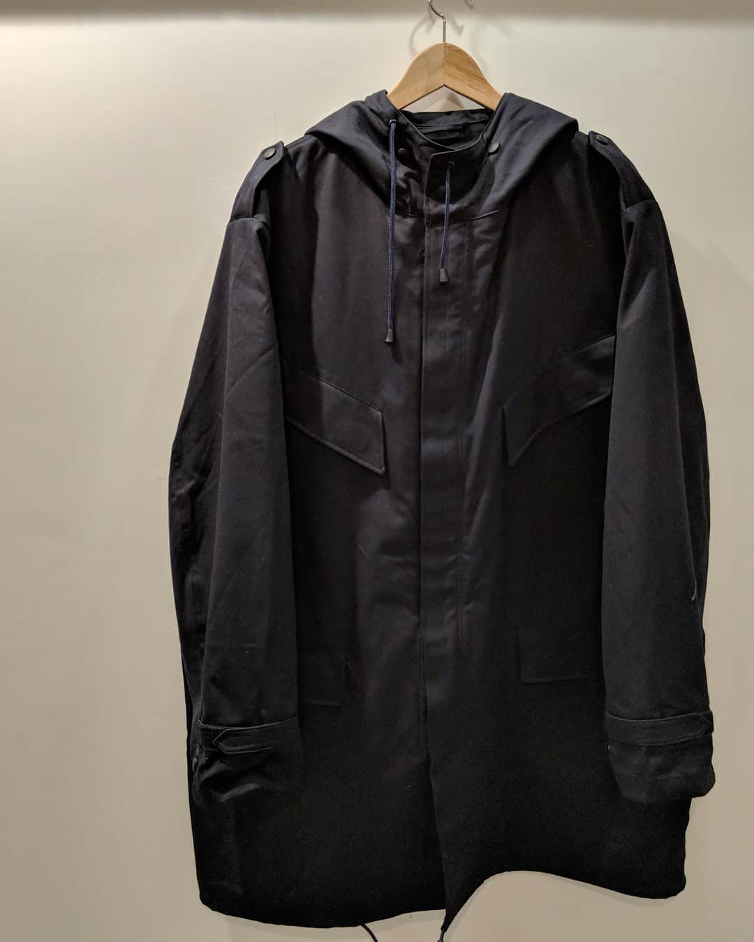 UOMOさんのインスタグラム写真 - (UOMOInstagram)「【Holland Military hoodie jacket】  中目黒にあるfifth general storeのオランダ軍フード付ミリタリージャケット。 リメイクされてるのでシルエットがとてもお気に入り。 モッズコート感覚で着こなせるので、今年の冬に重宝しています！(チームウオモ忽那洋平)  #fifthgeneralstore #フィフスジェネラルストア #ミリタリージャケット #ミリタリーコート #モッズコート #オランダ軍 #mensfashion #mensstyle #ootd #wtwt #uomo_magazine #webuomo #teamuomo」2月7日 8時34分 - uomo_magazine
