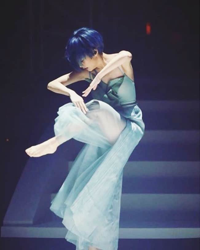 レイニー・ヤンさんのインスタグラム写真 - (レイニー・ヤンInstagram)「Dance with your soul 🌱 用灵魂去跳舞 #rainieyang #dance #blue」2月7日 0時47分 - tuaslu