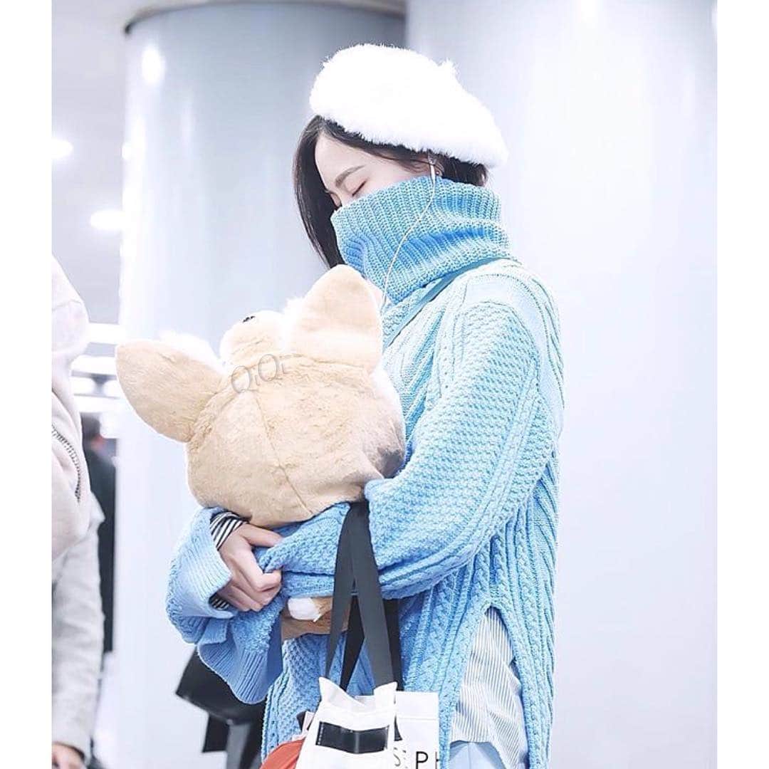シュー・ジャーチー（Xu Jiaqi）のインスタグラム：「Cute! #xujiaqi #snh48 #airport #teddy #blue #cute @hellokiki77」