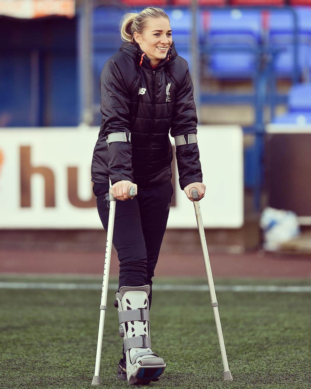 ジェンマ・ボナーのインスタグラム：「When you can finally say bye bye to the crutches 😁👋🏼👣 #SmallSteps」