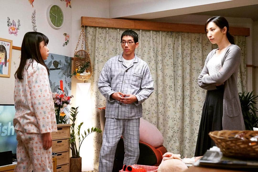 真飛聖さんのインスタグラム写真 - (真飛聖Instagram)「☺︎となかぞ☺︎ 明日夜10時から 『隣の家族は青く見える🏡』 第4話放送です☺︎ 小宮山家は、、、 何やら深雪、、、また怒っています。 長女 優香の事を大切に思う余りつい。。。 そして深雪は次女 萌香の為にある計画を立てますが、、、 どうぞ、お楽しみに☺︎！！！ #集合ーーーー #隣の家族は青く見える #となかぞ @tonarinokazoku  #フジテレビ系列 #木10ドラマ #小宮山真一郎 #野間口徹 さん #小宮山優香 #安藤美優 ちゃん #小宮山萌香 #古川凛 ちゃん #小宮山深雪 #真飛聖」2月7日 18時25分 - sei_matobu