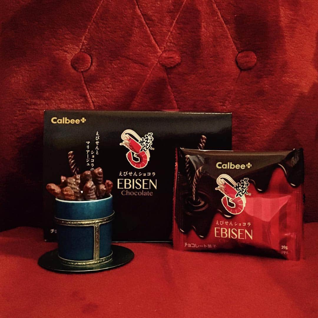 カルビーさんのインスタグラム写真 - (カルビーInstagram)「🍫『えびせん ショコラ』. . 👑豊かに香り立つショコラをまとった かっぱえびせんは、 かっぱエビセンヌ、になって 素敵な王子様と幸せに暮らしました・・・。 . 💝バレンタインデーにもおすすめです♪. . 🍫『えびせんショコラ』はカルビーアンテナショップ「カルビープラス」で期間限定販売中です。. . #calbee #calbeeplus #カルビー #カルビープラス #バレンタイン #valentine #chocolate #チョコ #チョコレート #友チョコ #自分チョコ #プレゼント #present #gift #heart #ハート #カッパえびせん #えびせんショコラ #brown #cacao #甘じょっぱい #japanesesnack #japanesesuvenior #yummy #happyvalentines #instagood #winter #冬 #ietomo_memory」2月7日 17時26分 - calbee_jp