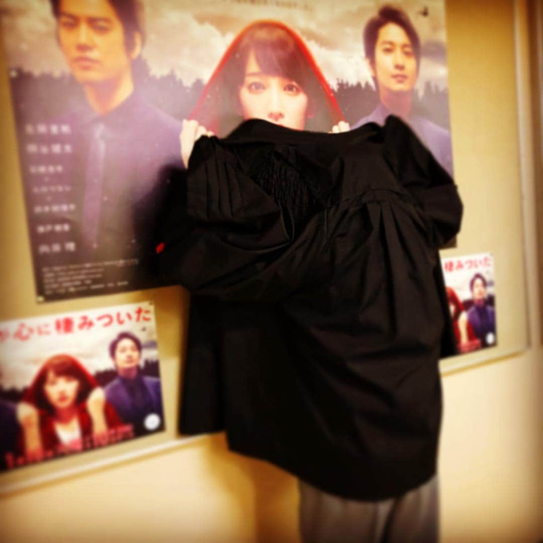 99.9-刑事専門弁護士-さんのインスタグラム写真 - (99.9-刑事専門弁護士-Instagram)「どうも！川上役の鶴瓶です 撮影の合間に見てたんやけど、この子、めっちゃタイプやわあー 思わず覆いかぶさってまうわー #日曜劇場999 #深山と愉快な仲間たち #笑福亭鶴瓶 #コウモリ先生 #法服の間違った使い方」2月7日 11時54分 - 999_tbs
