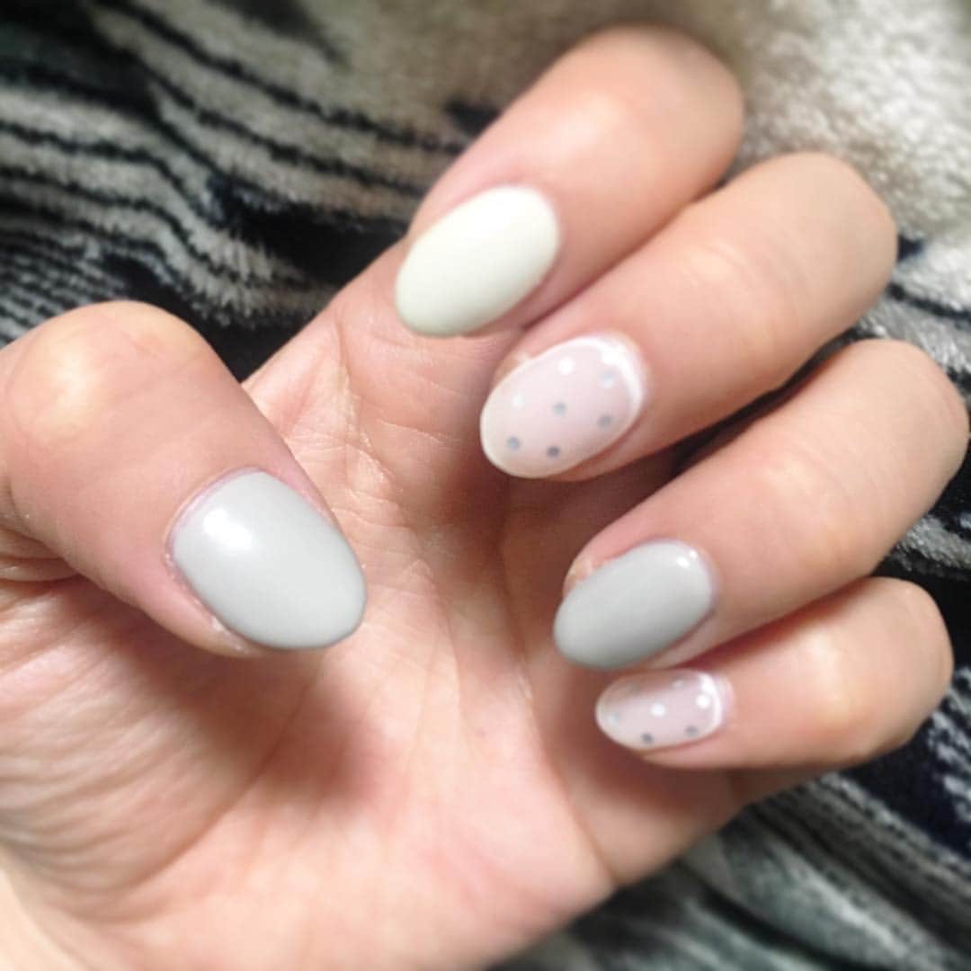 木浪しほのインスタグラム：「💅💛💅💛💅 、 2018年最初のネイル💅 1/5のやつを今更w . 爪がボロボロ過ぎたので全部短く！ グレーとグレージュの一色に うすーく乳白色にドットで白縁💕で 今回はマットに😌⭐️ 、 だいぶ大人し目♪ 、 #きなネイル#selfnail#newnail #gelnail#winternails #gray#グレージュ#セルフネイル#セルフネイラー#ジェルネイル#冬ネイル#冬ネイル2018#ドット#ドットネイル #マットネイル#マットコート#おうちネイル」