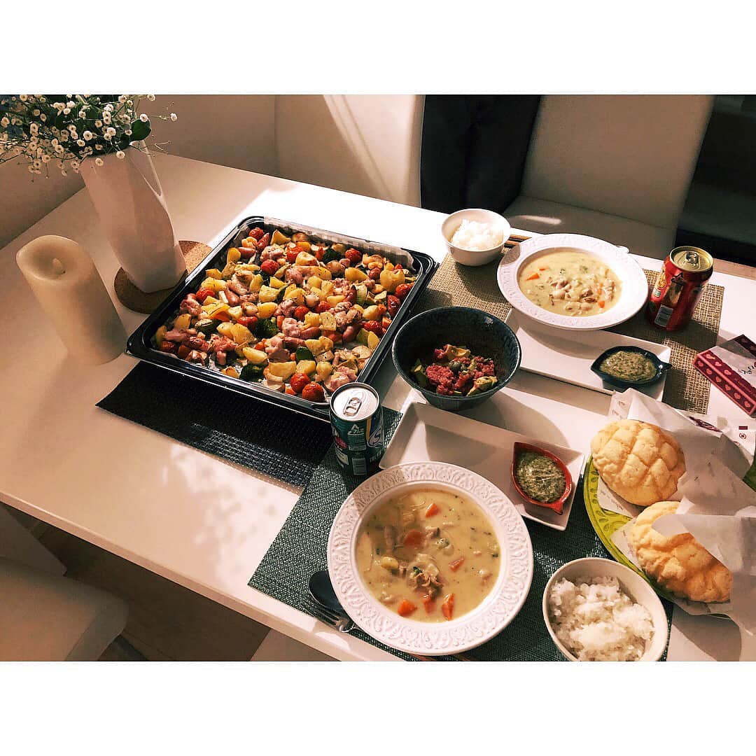 姫野れみのインスタグラム：「昨日作ったオーブン焼き👩🏼‍🍳🌃 エビ アボカド ホタテ エリンギなど全部で10種類！ バジルマヨをつけて♪ 美味しくできました〜🙆🏼‍♀️ あとコーンシチューとポキも一緒に作って 友達からの差し入れでメロンパンも😻豪華！  #オーブン焼き #クリームシチュー #シチュー #コーンクリームシチュー #ポキ #メロンパン #マグロとアボカド #バジル #バジルマヨ #アスリートフードマイスター #料理 #和食 #夕食 #アスリート飯 #夕飯 #夜ご飯 #晩ごはん #夜ご飯 #夕ごはん #夜ごはん #和食ごはん #手作り料理 #手作りごはん #おうちごはん #レシピ #dinner #food #cooking #石毛家の食卓」