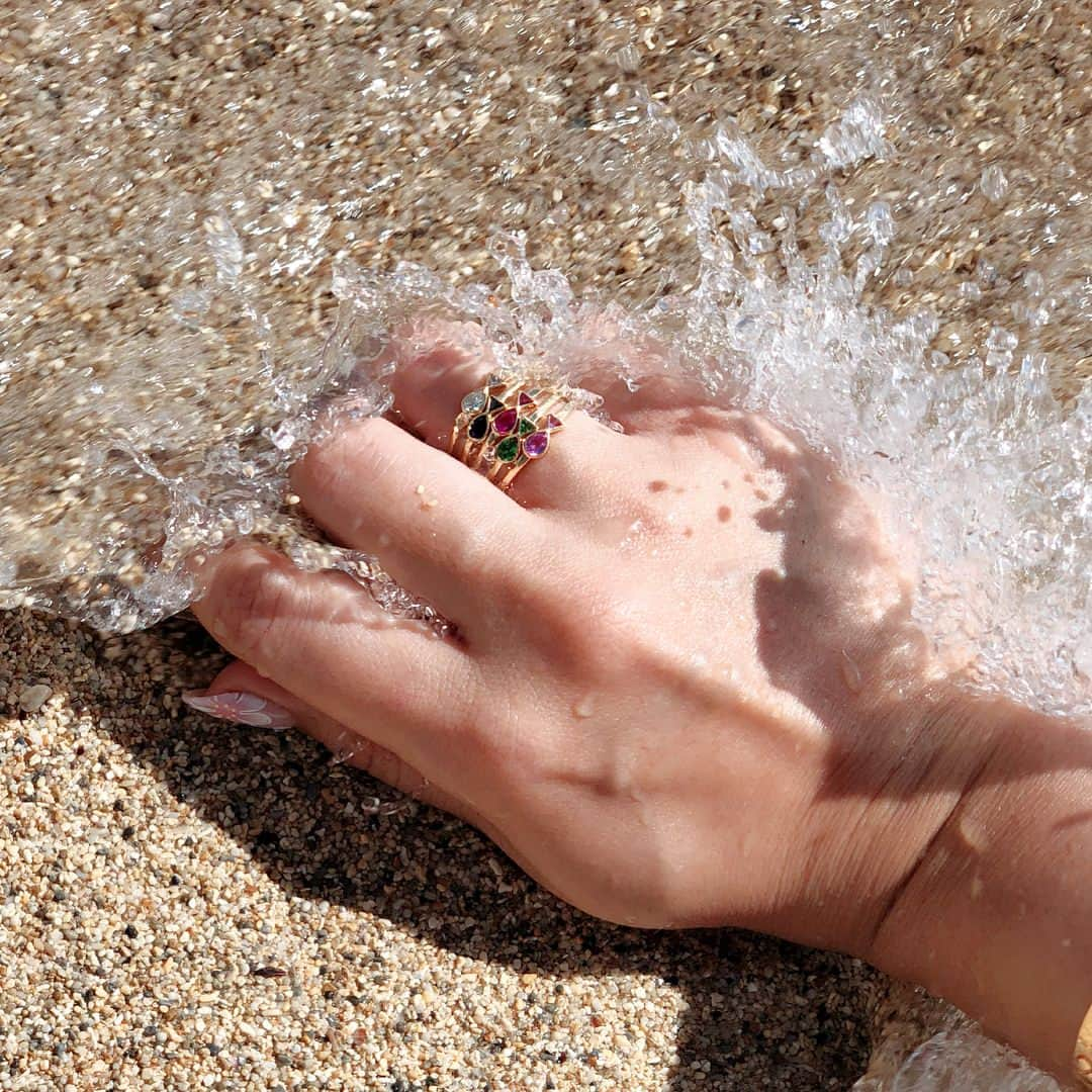 福王寺彩野さんのインスタグラム写真 - (福王寺彩野Instagram)「🐠💛💚💙🧡💜 #AHKAH #jewerly #dreamymermaid #myfirstcollection #hawaii #waikiki #honolulu #beach #ハワイ #アーカー #ジュエリー #指輪 #💍」2月7日 16時03分 - ayano_fukuoji