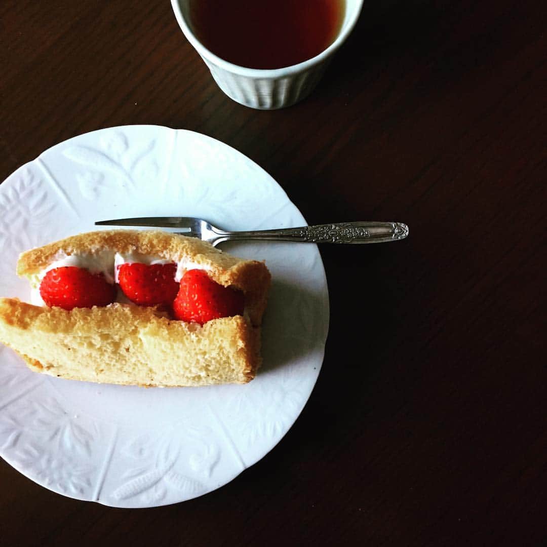 志摩有子さんのインスタグラム写真 - (志摩有子Instagram)「バニラシフォンにマスカルポーネといちごをはさんでおやつ🍓🍓🍓 ふんわり甘酸っぱいサンドイッチ。 #おやつ #シフォンケーキ #シフォンサンド #甘さおさえめ」2月7日 16時40分 - ariko418