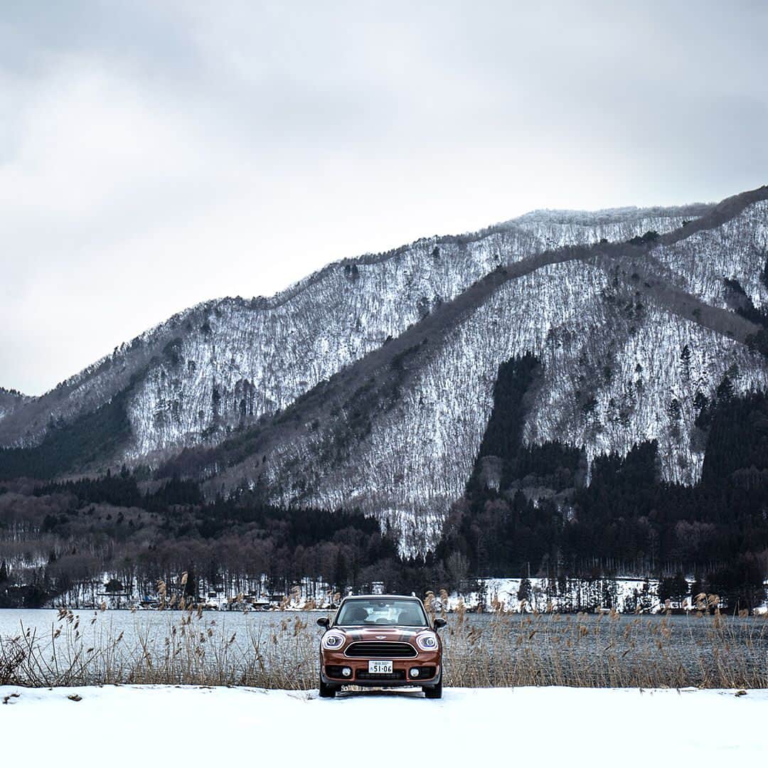 MINI Japanさんのインスタグラム写真 - (MINI JapanInstagram)「スノーシーズンのドライブに。雪化粧した山々がよく似合う#MINICooperD #Crossover #ALL4。 #JapanTrip #ミニクロスオーバー #山 #旅行 #旅 #長野 #木崎湖 #大糸線」2月7日 19時01分 - mini_japan