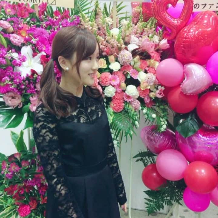 のインスタグラム：「握手会の生誕祭に届いた、たくさんのお花や風船に感動する、星野みなみさん😆 写真集も皆さんのおかげで絶好調です！ありがとうございます！ #星野みなみ #写真集 #乃木坂46 #握手会 #ポルトガル #かわいい #可愛さの無秩序状態」
